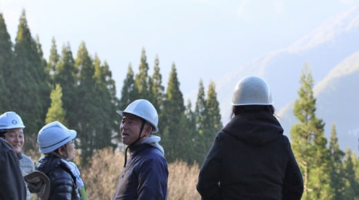 森林を見学する様子