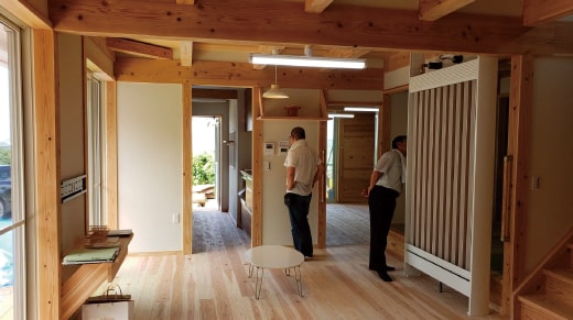 完成した家を見学する様子